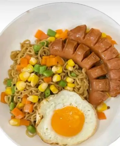 Hình ảnh mì trộn .xúc xích.trứng ốp la