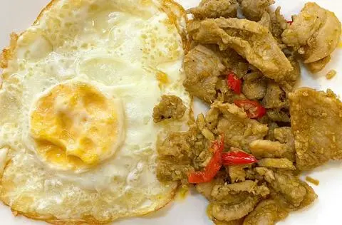 Hình ảnh Cơm đĩa thịt xào sả ớt - ốp la