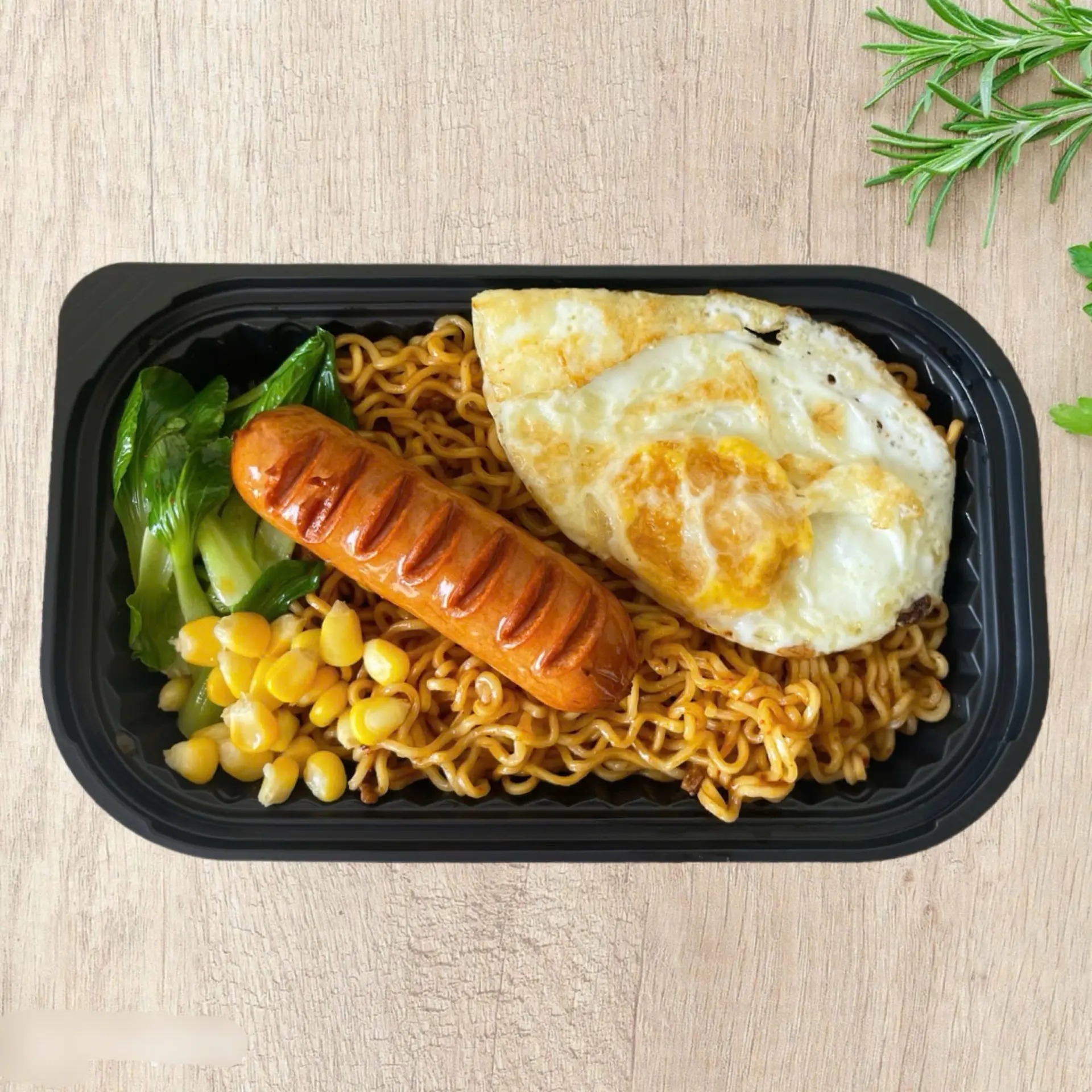 Hình ảnh Mì trộn trứng xúc xích