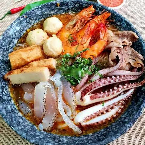 Hình ảnh Bún thái đầy đủ sứa - bò