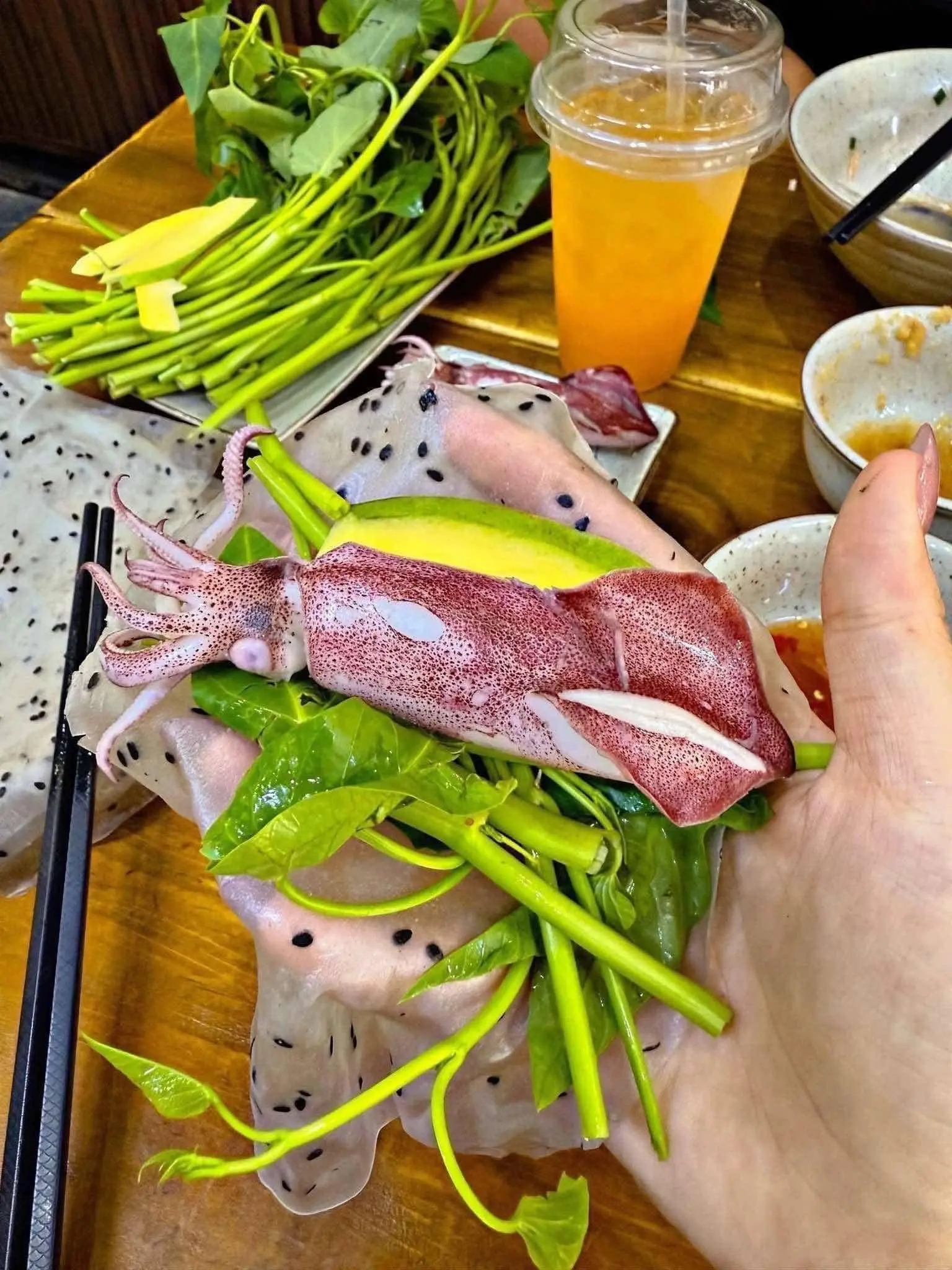 Hình ảnh Mực Hấp Cuốn Bánh Tráng Mè (7con)