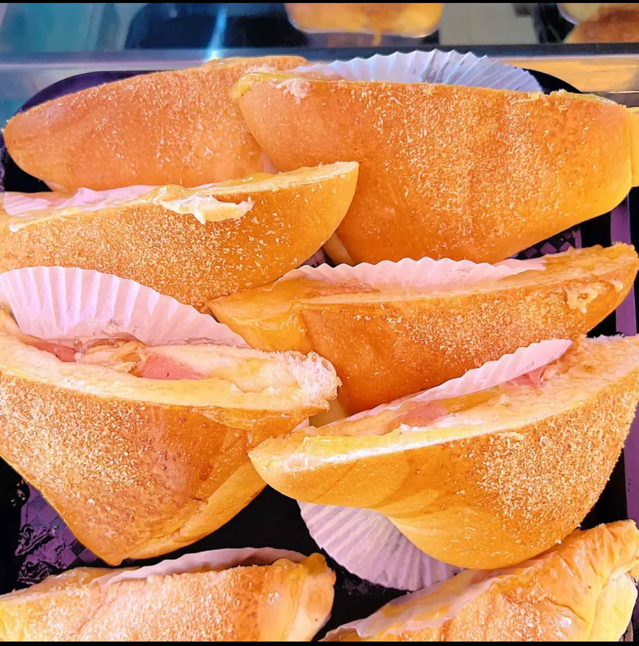 Hình ảnh Bánh mì tam giác xúc xích chà bông