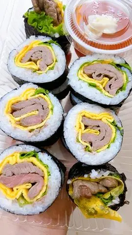 Hình ảnh kimbap bò cuộn trứng 