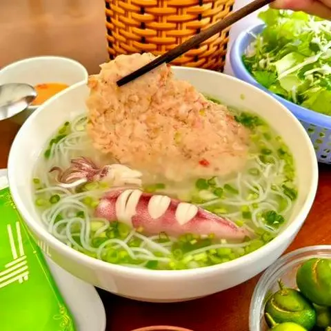 Hình ảnh Bún quậy tôm - mực