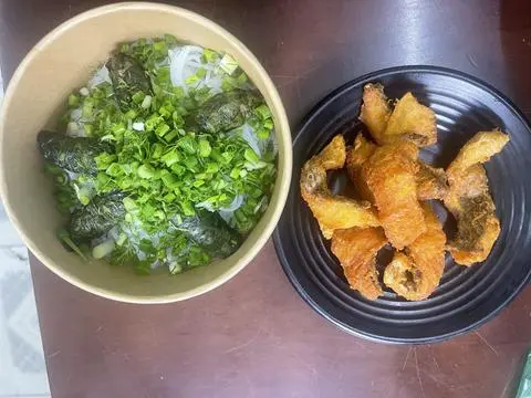 Hình ảnh Bánh đa cua chả lá lốt 