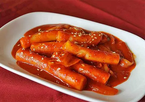 Hình ảnh Bánh gạo chiên sốt chua ngọt