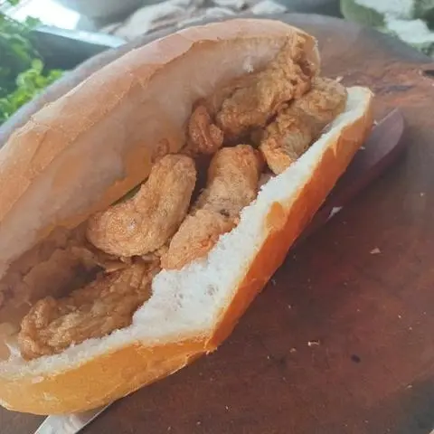 Hình ảnh BÁNH MÌ HEO QUAY+ CHẢ CÁ 28000K