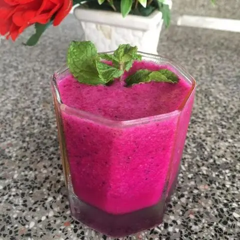 Hình ảnh Sinh tố thanh long ruột đỏ