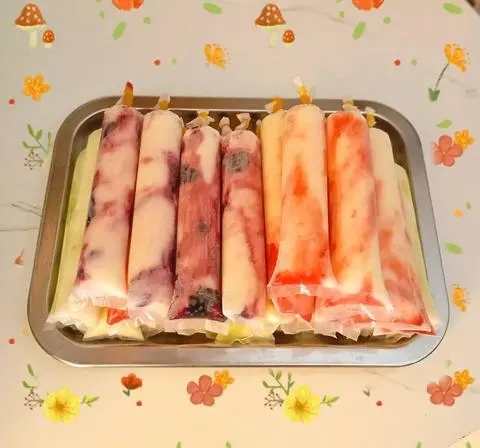 Hình ảnh Sữa chua túi dâu