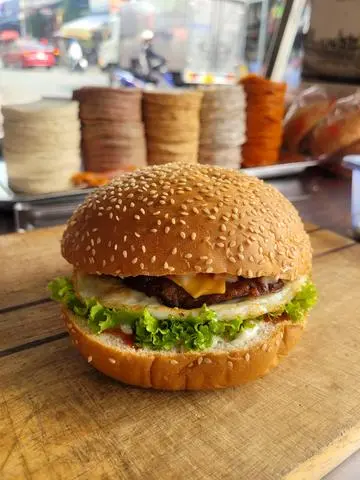 Hình ảnh Hamburger bò trứng phomai
