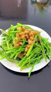 Hình ảnh Rau Muống Xào Tóp Mỡ Da Giòn