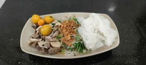 Hình ảnh Bánh ướt lòng gà thập cẩm