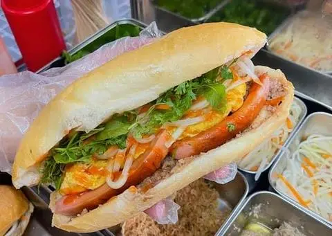 Hình ảnh bánh mì trứng xúc xích chà bông 
