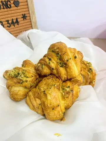 Hình ảnh Bánh Croissand Sốt Bơ Tỏi