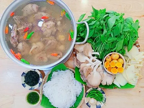 Hình ảnh Lẩu gà lá é Phú Yên 4-5 người ăn