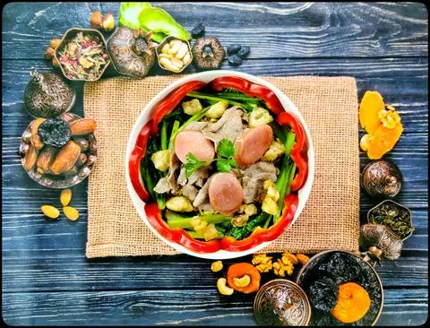 Hình ảnh mì trộn thịt bò tóp mỡ + xúc xích đức