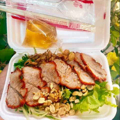 Hình ảnh bún xá xíu ( tô giấy )