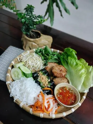 Hình ảnh MẸT BÚN CUỐN LÁ LỐT NEM NƯỚNG- MẮM NÊM