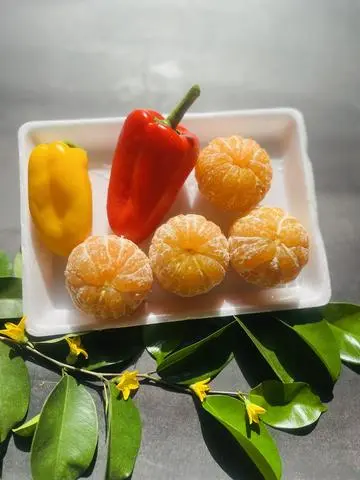 Hình ảnh Ớt Chuông Trái Cây Ngọt + Quýt Đường Lột Sẵn - Khay 500g