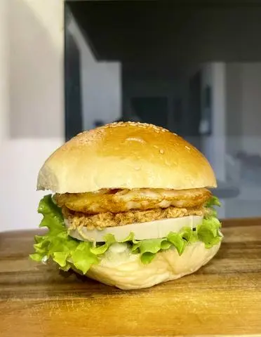Hình ảnh Hamburger ốp la chả lụa chà bông