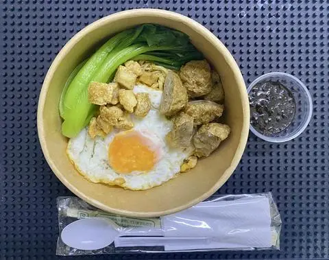 Hình ảnh Mì trộn tóp mỡ trứng bò viên sốt xì dầu