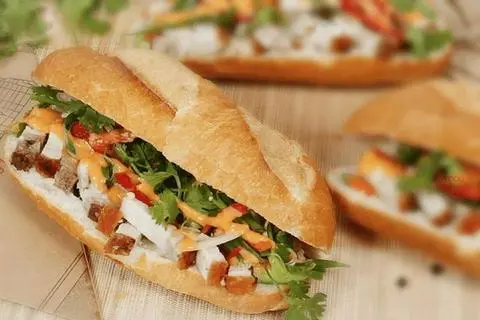 Hình ảnh Bánh mì heo quay