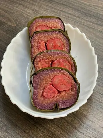 Hình ảnh Bánh tét lá cẩm chuối