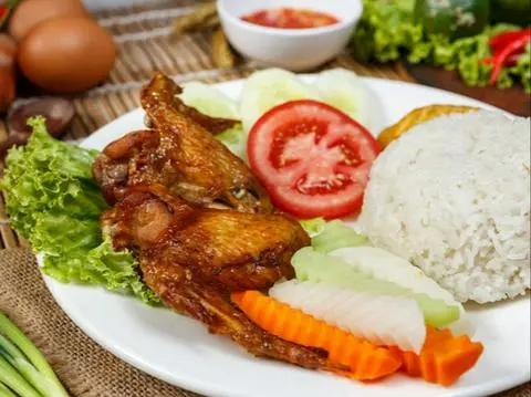 Hình ảnh Cơm Gà Sốt Mắm Tỏi 