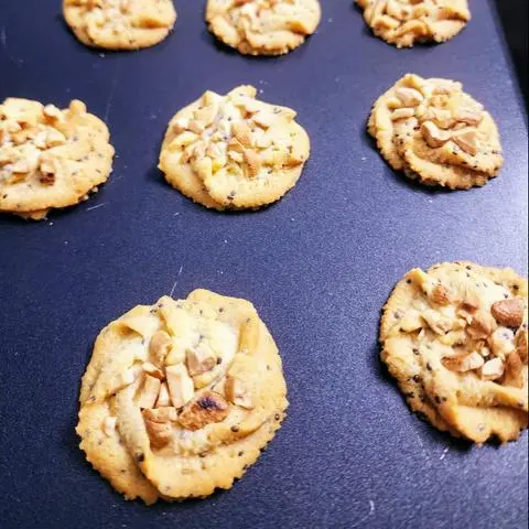 Hình ảnh Cookie, bánh quy bơ Hàn Quốc hạt Chia, thơm béo bùi hạt điều 1 bánh