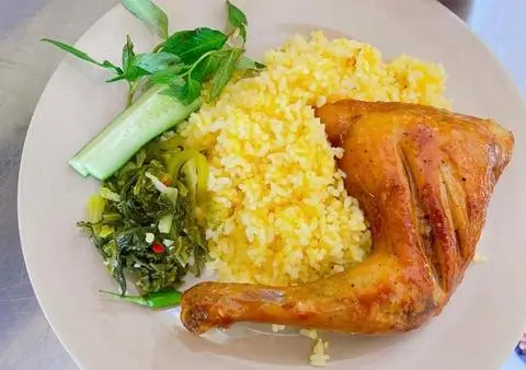 Hình ảnh Cơm gà đùi gà góc tư