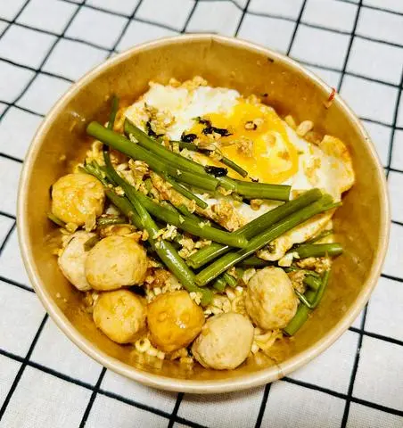 Hình ảnh Mì sốt tomyum cá viên - trứng chiên