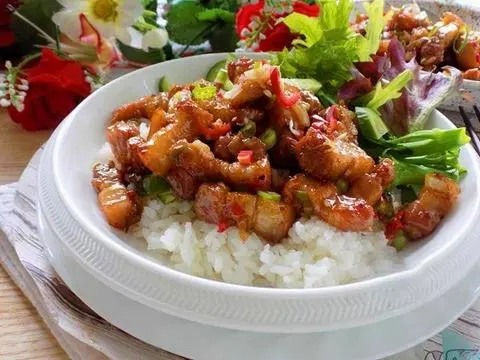 Hình ảnh Cơm ba chỉ cháy cạnh