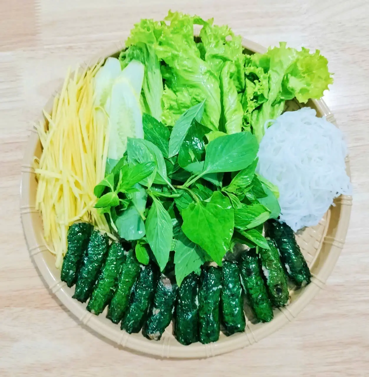 Hình ảnh Mẹt bò nướng lá lốt