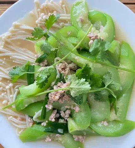 Hình ảnh Phần mướp xào thịt bằm với nấm