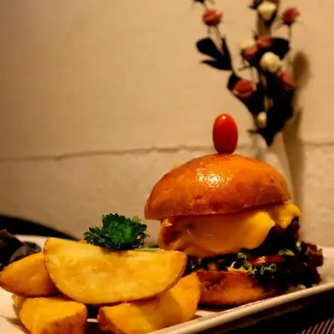 Hình ảnh Home Mì’s special beef burger Size M with fries