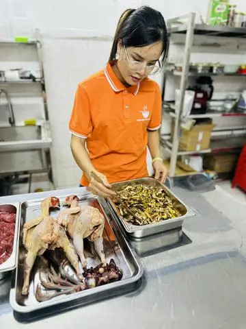 Hình ảnh gà ác hầm thuốc bắc
