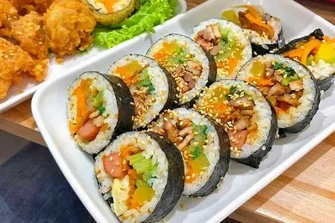 Hình ảnh Kimpap heo nướng sốt cay