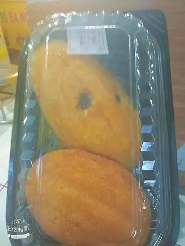 Hình ảnh bánh bông lan 2 cái lớn có nho