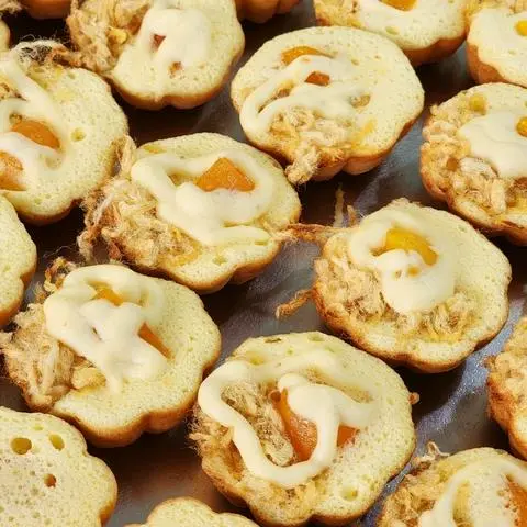 Hình ảnh Bông lan trứng muối phô mai chà bông (5 cái)