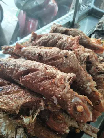 Hình ảnh cá biển chiên sả ớt 