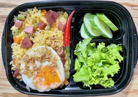 Hình ảnh Cơm chiên dương châu trứng ốp la   