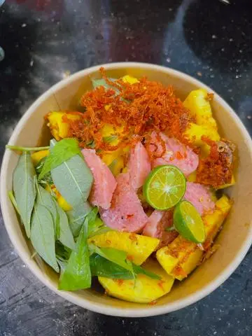 Hình ảnh Xoài trộn nem chua khô bò