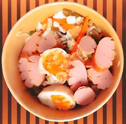 Hình ảnh Mì Trộn Xúc Xích - Trứng Ngâm Tương 
