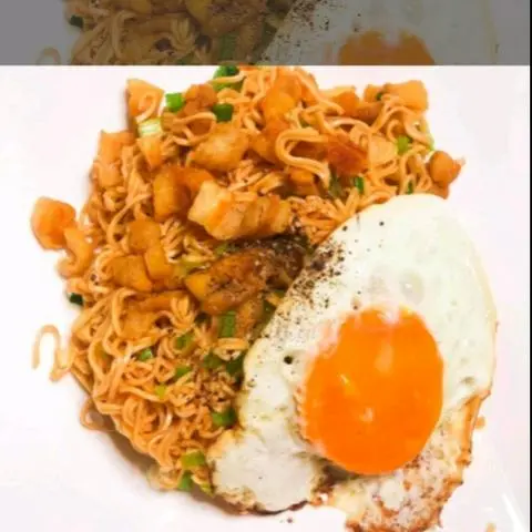 Hình ảnh Mì trộn ốp la + tóp mỡ 
