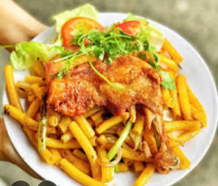 Hình ảnh Nui xào đùi gà mắm tỏi 