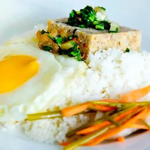 Hình ảnh Cơm Tấm Chả + Trứng Ốp La (Không Sườn)