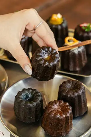 Hình ảnh Caneles Choco