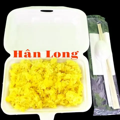 Hình ảnh 1 hộp cơm vàng kèm muỗng, đũa, tăm, giấy ăn