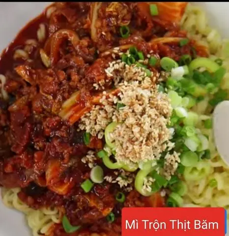 Hình ảnh Mì trộn thịt băm trứng chiên