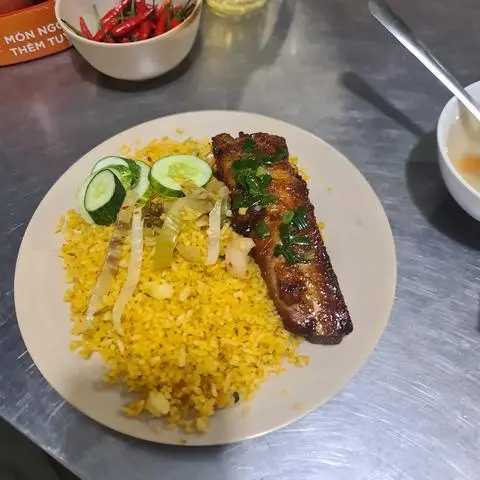 Hình ảnh CƠM CHIÊN SƯỜN NON NƯỚNG 